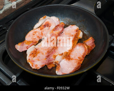 Speck in einer Pfanne Kochen Stockfoto