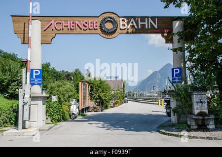 Der Achensee-Dampf-Zahnradbahn macht seinen Weg an Tirols größtem See, der weltweit ältesten Dampflokomotiven Zahnrad angetrieben. Stockfoto