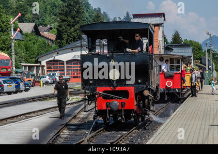 Der Achensee-Dampf-Zahnradbahn macht seinen Weg an Tirols größtem See, der weltweit ältesten Dampflokomotiven Zahnrad angetrieben. Stockfoto
