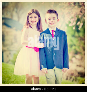 Ein Junge und ein Mädchen, draußen, Porträt mit Instagram Effektfilter Stockfoto