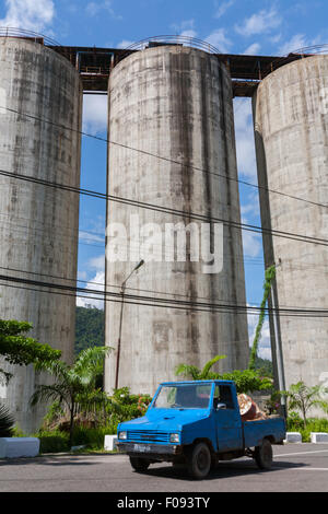 Kohlesilo in Sawahlunto, einer ehemaligen Kohlebergbaustadt, die Ende des 19.. Jahrhunderts von niederländischen Kolonialisten in West-Sumatra, Indonesien, gegründet wurde. Stockfoto