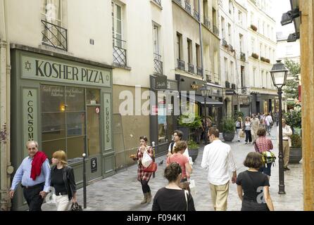 Menschen gehen auf der Straße in der Nähe von Kosher Pizza in Marais, Paris, Frankreich Stockfoto