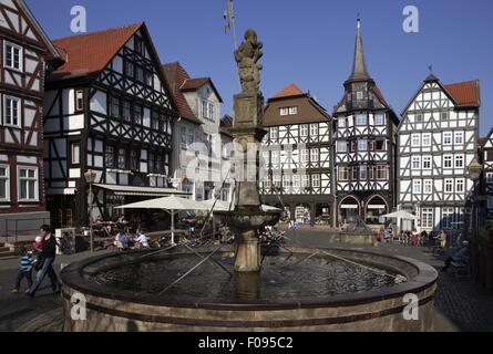 Blick auf Zunfthaus, Roland Fountain und Marktplatz von Fritzlar, Hessen, Deutschland Stockfoto