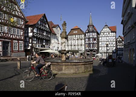 Blick auf Zunfthaus, Roland Fountain und Marktplatz von Fritzlar, Hessen, Deutschland Stockfoto