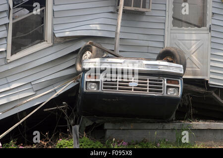 8. Mai 2006; New Orleans, LA, USA; Bewohner dürfen nun zurück nach New Orleans niedriger 9th Ward. Bürgermeister Ray Nagin sagt wenn Wassertests wieder sauber kommen, Menschen gehen Sie zurück in ihre Heimat und Anhänger geliefert zu bekommen. Kanalisation, Wasser und Strom können nun rund 85 Prozent der Häuser unterstützen. Die Rückkehr ist mit weniger als einen Monat vor Beginn der Hurrikan-Saison 2006. Schäden durch Hurrikan Katrina zeigt sich noch in der unteren 9th Ward mit Haufen von Schutt und zerstörten Autos die Straßen säumen. Die Deich Verletzung hat vertrocknet, aber der Bereich bleibt unverändert zehn Monate nach t Stockfoto