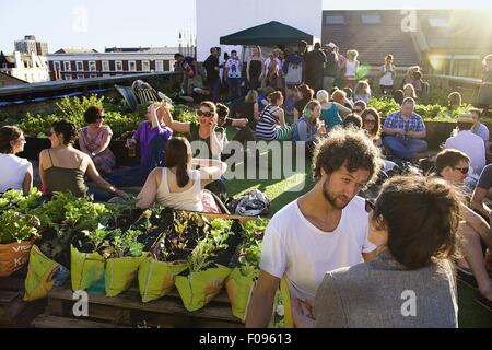 Menschen in Dalston Dach Park in Ashwin Street, London, UK Stockfoto