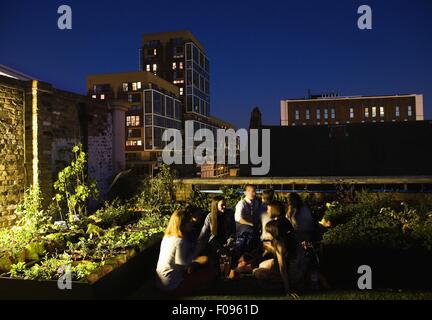 Menschen in Dalston Dach Park in Ashwin Street, London, UK Stockfoto