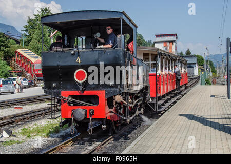 Der Achensee-Dampf-Zahnradbahn macht seinen Weg an Tirols größtem See, der weltweit ältesten Dampflokomotiven Zahnrad angetrieben. Stockfoto