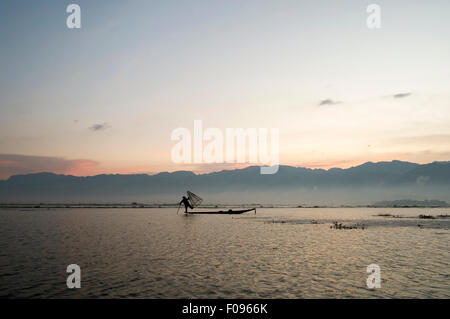 Inle-See, Myanmar. Fischer bei Sonnenaufgang