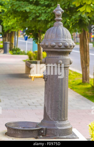 Öffentliche Trinkwasserhahn auf Straße Stockfoto