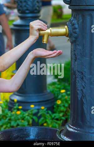 Öffentliche Trinkwasserhahn im Stadtpark Stockfoto