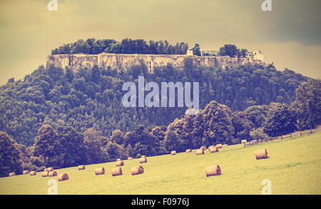 Retro-getönten Landschaft mit Festung Königstein vor Regen, Deutschland. Stockfoto