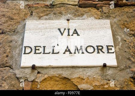 Pienza, Toskana, Italien. Via Dell' Amore Schild an Wand. Stockfoto