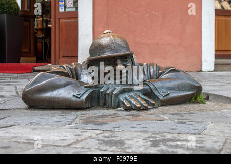 Mann auf Arbeit - Cumil - Statue in Bratislava, Slowakei Stockfoto