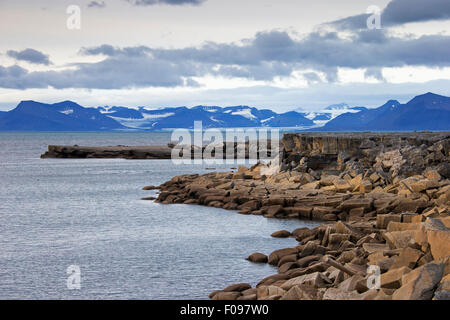 Rock-Schichtung entlang der Küste von Boltodden, Kvalvagen, Svalbard / Spitzbergen, Norwegen Stockfoto