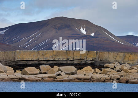 Rock-Schichtung entlang der Küste von Boltodden, Kvalvagen, Svalbard / Spitzbergen, Norwegen Stockfoto