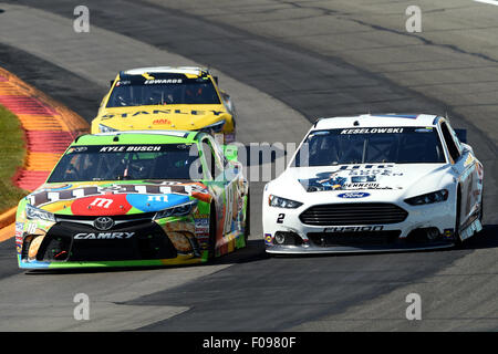 9. August 2015: NASCAR Sprint Cup Series Treiber Kyle Busch #18 führt sprinten Sie Schale Reihe Brad Keselowski #2 und sprinten Sie Schale Reihe Treiber Carl Edwards #19 während der NASCAR Sprint Cup Series Cheez-It 355 in The Glen in Watkins Glen International in Watkins Glen, New York. Rich Barnes/CSM Stockfoto