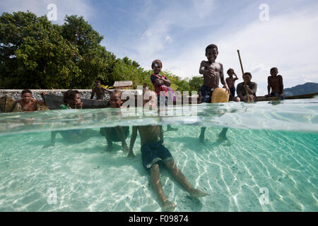 Kinder spielen im Lagune, Florida Inseln, Solomon Inseln Stockfoto