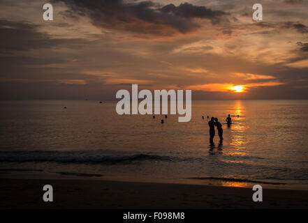 Sonnenuntergang am langen Strand, der Insel Phu Quoc, Vietnam Stockfoto