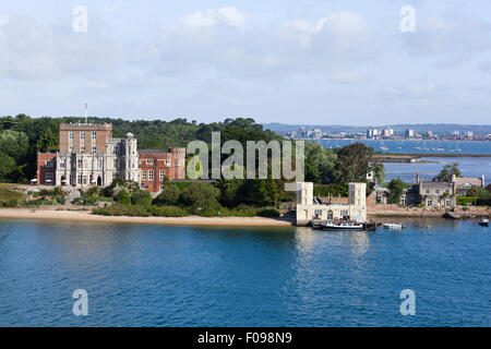 Brownsea Castle (historisch Branksea Castle) auf Brownsea Island, Hafen von Poole, Dorset UK - Poole ist im Hintergrund sichtbar Stockfoto