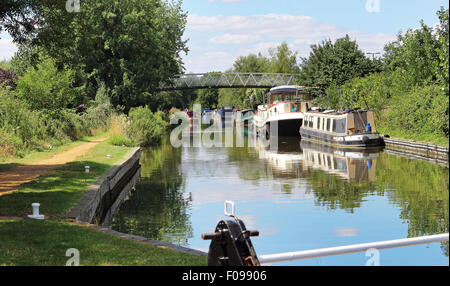 Narrowboats vor Anker am Kennett und Avon Canal in England mit Steg im Hintergrund Stockfoto