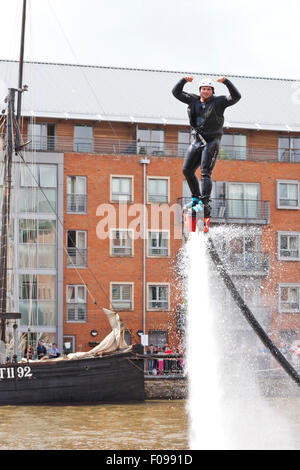 Flyboard beim Gloucester Tall Ships Festival 2015 in Gloucester Docks UK Stockfoto