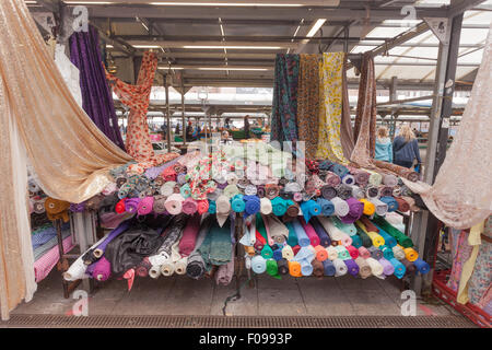 Birminghams Markthalle verkauft Haushaltswaren und Kleidung, UK Stockfoto