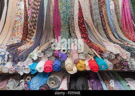 Birminghams Markthalle verkauft Haushaltswaren und Kleidung, UK Stockfoto