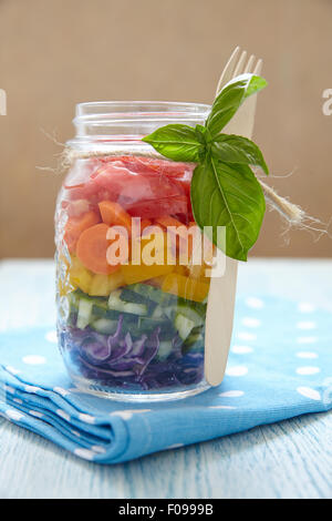 Regenbogen-Salat im Einmachglas Stockfoto