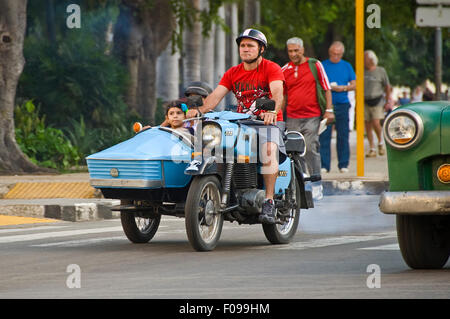 Horizontale Ansicht eines alten Motorrad und Beiwagen in Havanna, Kuba. Stockfoto