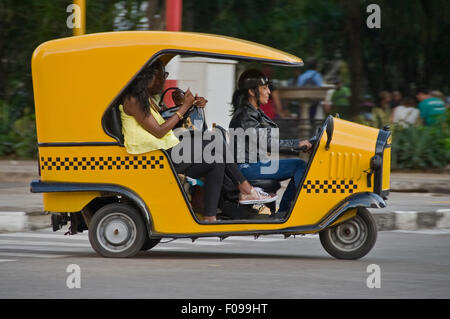 Horizontale Sicht auf ein Cocotaxi in Havanna, Kuba. Stockfoto