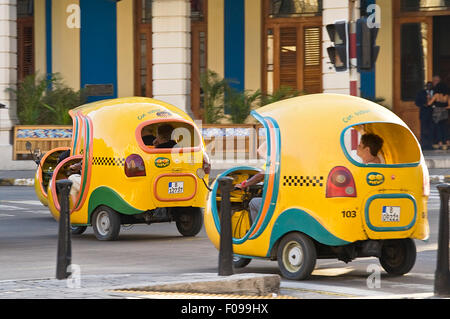 Horizontale Ansicht von Cocotaxis in Havanna, Kuba. Stockfoto