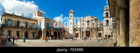 Horizontale (3 Bild) Panoramablick auf den Cathedral Square in Havanna, Kuba. Stockfoto