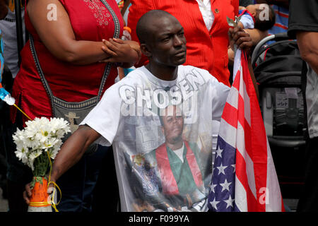 Ferguson, Missouri, USA. 9. August 2015. Hunderte von Demonstranten versammeln sich auf dem Gelände der Gedenkstätte Michael Brown Jr. in Ferguson. Demonstranten gingen auf die Straße zum Gedenken an den ersten Jahrestag des Todes von Michael Brown Jr. © Raffe Lazarian/ZUMA Draht/Alamy Live News Stockfoto