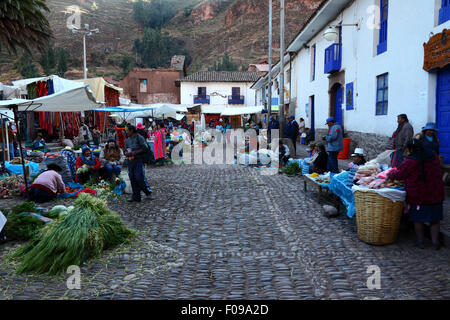 Blick über Stände auf Pisac Markt, Heiliges Tal, Peru Stockfoto