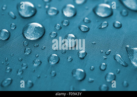 Nahaufnahme von Regentropfen auf einem wasserabweisenden material Stockfoto