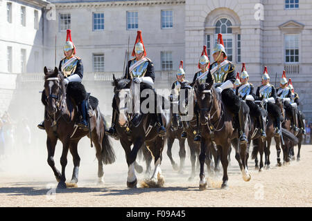 Blues und Royals household Cavalry verlassen Horseguards Parade für die Wachablösung in London Stockfoto
