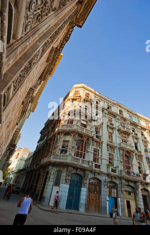 Vertikale streetview Der Zerbröckelnden alten Gebäude in Havanna, Kuba. Stockfoto