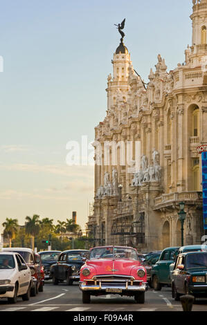 Vertikale Streetview im großen Theater in Havanna, Kuba. Stockfoto