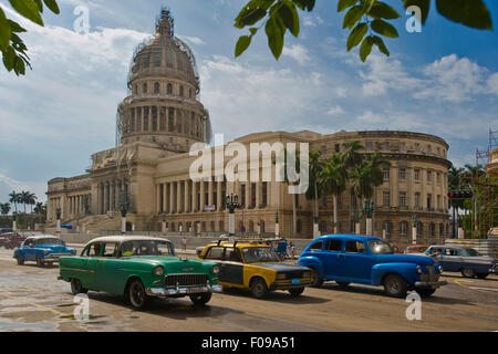Horizontale Straßenansicht des National Capitol Building in Havanna, Kuba. Stockfoto