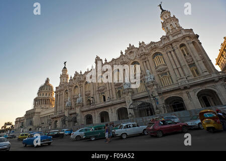 Horizontale street view der Nationalen Capitol Gebäude und Großen Theater in Havanna, Kuba. Stockfoto