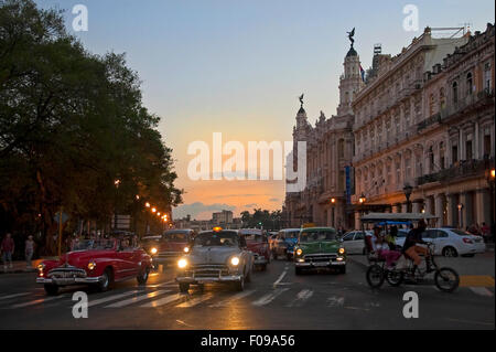 Horizontale Abend street view in Havanna, Kuba. Stockfoto