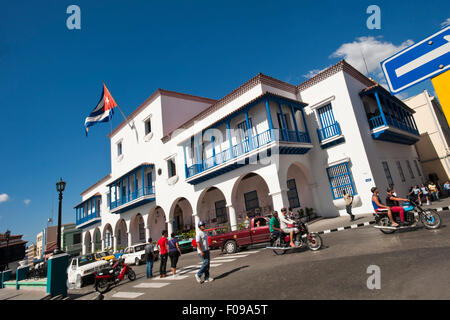 Horizontale Streetview auf das Rathaus in Santiago De Cuba, Kuba. Stockfoto