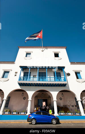 Vertikale Streetview auf das Rathaus in Santiago De Cuba, Kuba. Stockfoto