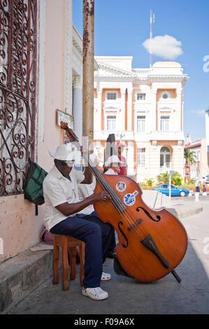 Vertikale Blick auf einen typischen Salsa Gruppe Straßenmusik auf den Straßen von Santiago De Cuba, Kuba. Stockfoto