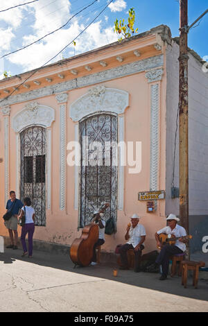 Vertikale Blick auf einen typischen Salsa Gruppe Straßenmusik auf den Straßen von Santiago De Cuba, Kuba. Stockfoto