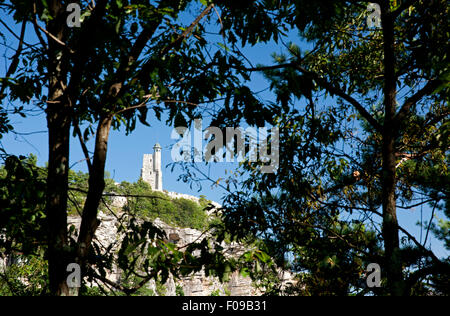 Skytop Turm durch die Bäume - Mohonk Mountain House, New Paltz, Hudson Valley, New York, USA Stockfoto