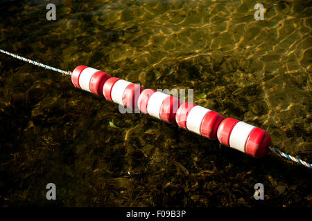 Schwimmen Bojen am Mohonk See - Mohonk Mountain House, New Paltz, Hudson Valley, New York, USA Stockfoto