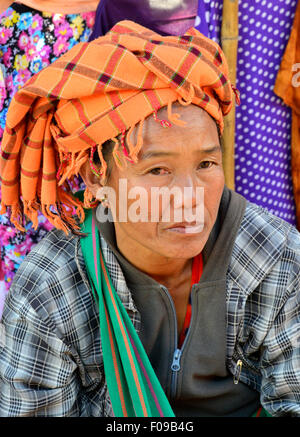 PA-O Frau Markt Händler mit der traditionellen orange karierten Turban Loikaw Markt, Myanmar (Burma), Asien Stockfoto