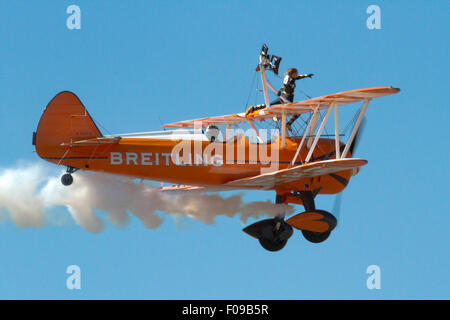 Blackpool, Lancashire, UK 1oth August 2015.    Boeing Stearman Doppeldecker anzeigen Flugzeuge auf der Luftfahrtmesse in Blackpool Blackpool gehostet Großbritanniens ersten offiziellen Airshow 1909 und jetzt ist die Veranstaltung jährlich mit umwerfend aerobatic Bremsungen und Vorbeiflüge von einige unglaubliche Flugzeug nicht mehr in Kommission inszeniert. Die Show kostenlos direkt am Meer, verfügt über eine ganze Reihe von unglaublichen Flugmaschinen zieht Tausende von Menschen auf der Promenade jedes Jahr.  Bildnachweis: Cernan Elias/Alamy Live-Nachrichten Stockfoto